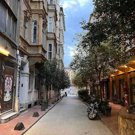 Galata'da Essiz Konforlu Bir Ev